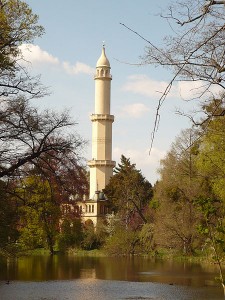 450px-minaret_in_lednice_-_se_stromy.jpg